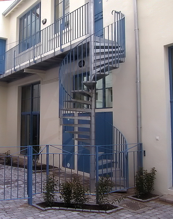 Photo SH16 - Gamme Initiale - SPIR'DÉCO® Classique. Escalier semi-standard d'extérieur en acier galvanisé y compris passerelle métallique à l'arrivée pour accès bureaux.