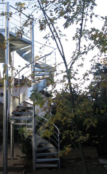 SH32 - Colimaçon Contemporain avec limon de la Collection Loft. Escalier hélicoïdal d'extérieur de grande hauteur en acier galvanisé pour une maison contemporaine.