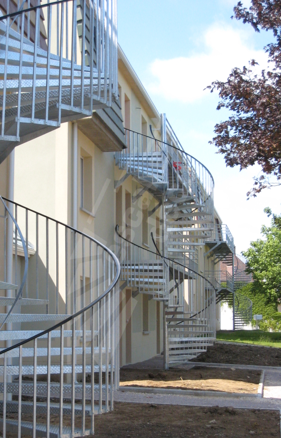 Photo SH33 - Gamme Initiale - SPIR'DÉCO® Classique. Escaliers hélicoïdaux semi-standards d'extérieur en acier galvanisé de style industriel pour accès terrasses.