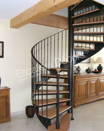 Photo DH123 - SPIR'DÉCO® Bistrot sans contremarches. Escalier intérieur en colimaçon en fer et bois installé dans une longère à la campagne.