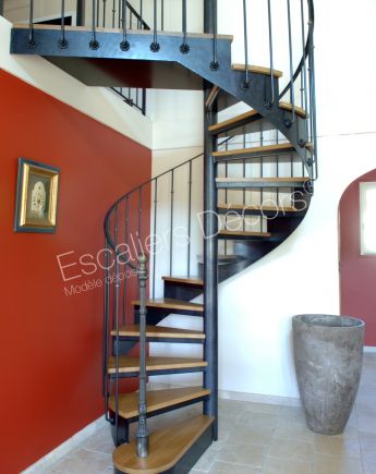 Photo DH45 - SPIR'DÉCO® Bistrot sans contremarche. Escalier intérieur d'accès mezzanine hélicoïdal métal et bois pour une décoration rétro.