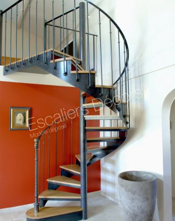 Photo DH45 - SPIR'DÉCO® Bistrot sans contremarche. Escalier intérieur d'accès mezzanine hélicoïdal métal et bois pour une décoration rétro.