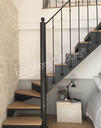 Photo DT112 - ESCA'DROIT® 1/4 Tournant Bas. Escalier d'intérieur style 'bistrot' en métal et bois pour une décoration classique de caractère. Vue 2