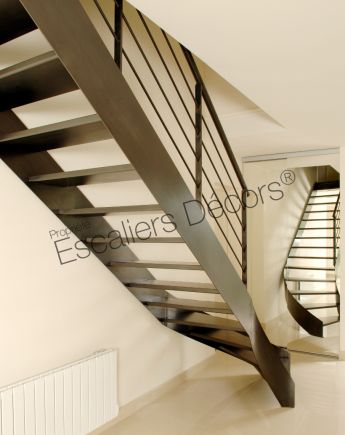Photo DT40 - ESCA'DROIT® Balancé. Escalier intérieur métallique au design contemporain avec départ balancé formant un quart tournant bas. Vue 2