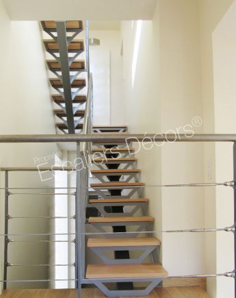 Photo DT97 - ESCA'DROIT® 2 Quartiers Tournants sur Limon Central avec double palier intermédiaire. Escalier design intérieur.