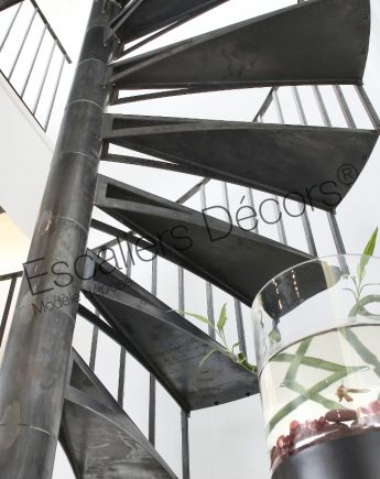 Photo SH19 - SPIR’DÉCO® Atelier Classique Ø 1,530 m. Escalier acier d'intérieur hélicoïdal semi-standard de notre gamme Initiale. Vue 6