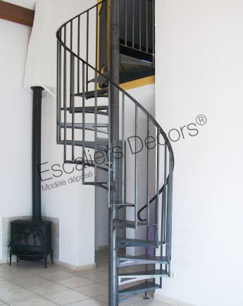 Photo SH39 - SPIR'DÉCO® Atelier Classique Ø 1,230 m. Escalier métal d'intérieur pour accès au combles.