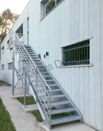 Photo IT12 - ESCA'DROIT® avec palier d'arrivée. Escalier droit en acier galvanisé installé en extérieur.
