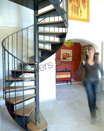 DH45 - SPIR'DÉCO® Bistrot sans contremarche. Escalier intérieur d'accès mezzanine hélicoïdal métal et bois pour une décoration rétro. Vue 2