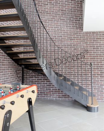Photo DT106 - ESCA'DROIT® 1/4 Tournant Intermédiaire. Escalier intérieur balancé métal et bois style 'bistrot' pour une décoration classique. Vue 6