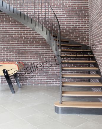 Photo DT106 - ESCA'DROIT® Balancé 1/4 Tournant Intermédiaire. Escalier intérieur balancé métal et bois style 'bistrot' pour une décoration classique. Vue 4