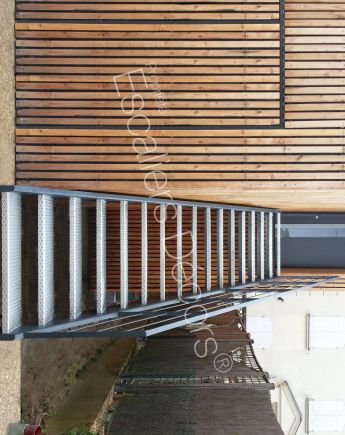 Photo DT110 - ESCA'DROIT®. Escalier droit extérieur au design industriel en métal galvanisé pour une maison contemporaine.