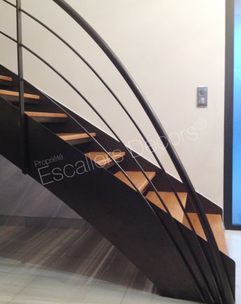 Photo DT125 - ESCA'DROIT® 1/4 Tournant Intermédiaire Balancé. Escalier intérieur en acier et bois au design contemporain. Vue 2