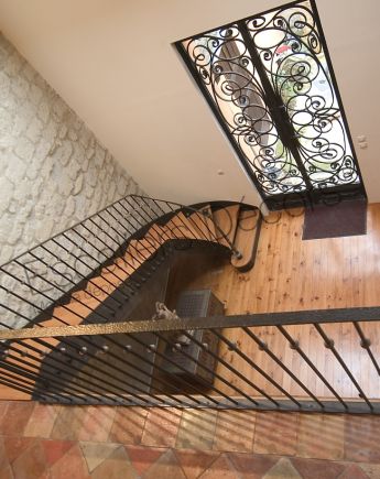 Photo DT33 - ESCA'DROIT® 1/4 Tournant Bas. Escalier d'intérieur balancé métal et bois style 'bistrot' pour une décoration classique. Vue 4