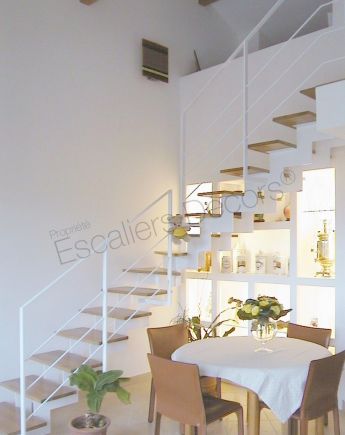 Photo DT35 - ESCA'DROIT® sur limon central 1/4 Tournant Intermédiaire. Escalier d'intérieur en métal et bois pour une décoration contemporaine.