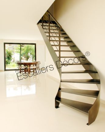 Photo DT40 - ESCA'DROIT® Balancé. Escalier intérieur métallique au design contemporain avec départ balancé formant un quart tournant bas. Vue 4