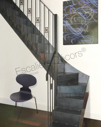 Photo DT64 - ESCA'DROIT® 1/4 Tournant Intermédiaire. Escalier métallique d'intérieur un quart tournant pour une décoration Art Déco.