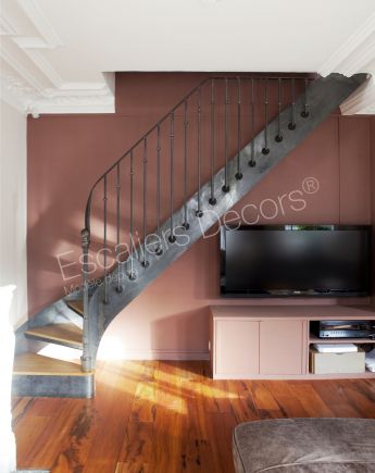 Photo DT99 - ESCA'DROIT® 1/4 Tournant Bas. Escalier intérieur balancé métal et bois style 'bistrot' pour une décoration classique. Vue 3