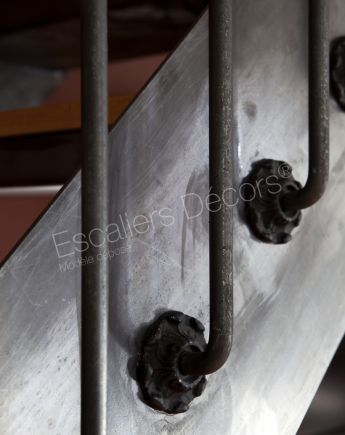 Photo DT99 - ESCA'DROIT® Balancé 1/4 Tournant Bas. Escalier intérieur balancé métal et bois style 'bistrot' pour une décoration classique. Vue 2