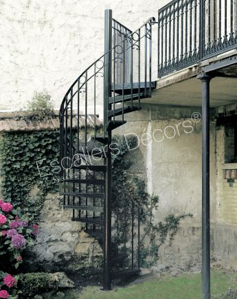 Photo DH34 - SPIR'DÉCO® Larmé. Escalier extérieur métallique hélicoïdal avec rampe à l'ancienne en fer forgé style Eiffel pour accès au jardin.