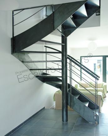 Photo DT63 - SPIR'DÉCO® D'Angle Mixte Droit formant escalier 2 Quartiers Tournants. Escalier métallique d'intérieur au design contemporain.
