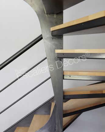 Photo DT103 - ESCA'DROIT® 2 Quartiers Tournants. Escalier métal et bois d'intérieur au design contemporain.