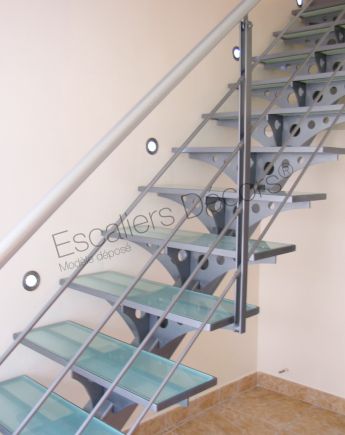 Photo DT26 - ESCA'DROIT®. Escalier intérieur design acier et verre sur limon central pour une décoration contemporaine. Vue 2