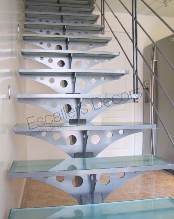 Photo DT26 - ESCA'DROIT®. Escalier intérieur design acier et verre sur limon central pour une décoration contemporaine. Vue 3