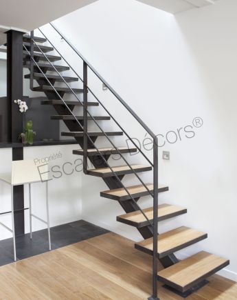 Photo DT79 - ESCA'DROIT® sur Limon Central. Escalier métal et bois d'intérieur au design contemporain.