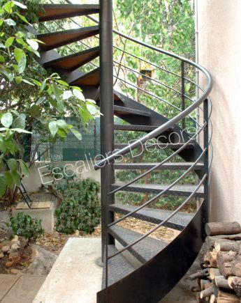Photo DH54 - SPIR'DÉCO® Larmée. Escalier extérieur métallique de forme hélicoïdale au design contemporain industriel pour accès terrasse. Vue 2