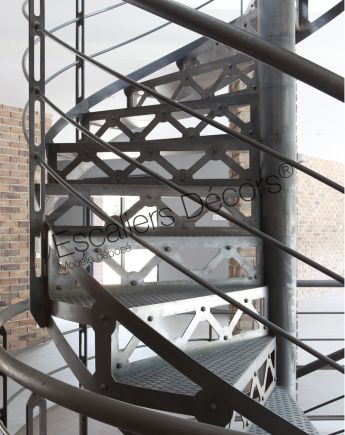 Photo DH88 - SPIR'DÉCO® San Francisco. Escalier sur 2 niveaux hélicoïdal d'intérieur en acier au design industriel pour une décoration de caractère.