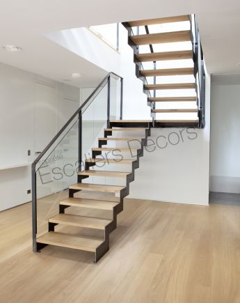 Photo DT127 - ESCA'DROIT® 2/4 Tournants avec Palier Intermédiaire. Escalier d'intérieur design en acier, bois et verre pour un intérieur type loft.