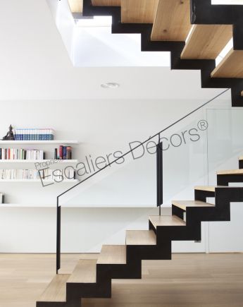 Photo DT127 - ESCA'DROIT® avec Palier Intermédiaire. Escalier d'intérieur en acier, bois et verre pour un intérieur type loft.