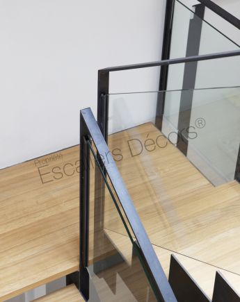 Photo DT127 - ESCA'DROIT® 2/4 Tournants avec Palier Intermédiaire. Escalier d'intérieur design en acier, bois et verre pour un intérieur type loft. Vue 3