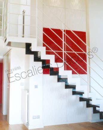 Photo DT25 - ESCA'DROIT® 1/4 Tournant Haut avec Palier d'Arrivée. Escalier métallique d'intérieur droit design pour une décoration contemporaine noir et blanc.