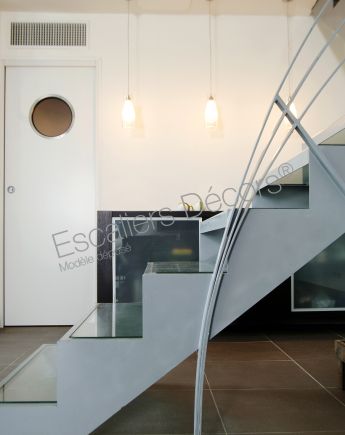 Photo DT44 - ESCA'DROIT® 1/4 Tournant avec Palier Intermédiaire. Escalier d'intérieur en acier et verre contemporain installé dans un loft en duplex. Vue 2