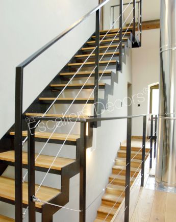 Photo DT46 - ESCA'DROIT® avec Palier d'Arrivée formant escalier 1/4 tournant haut. Escalier design d'intérieur en métal et bois. Vue 2