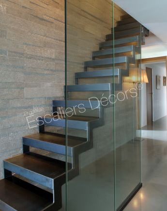 Photo DT39 - ESCA'DROIT®. Escalier d'intérieur design pour une décoration résolument contemporaine (paroi en verre).