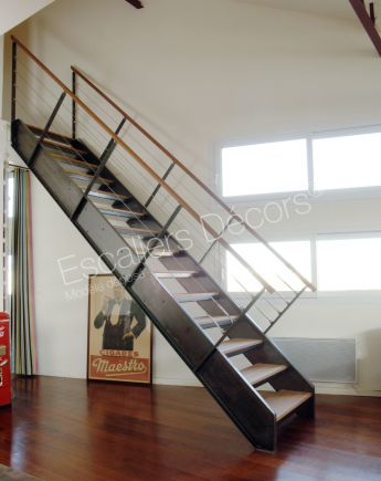 Photo DT43 - ESCA'DROIT®. Escalier droit d'intérieur métal, bois, câbles inox et limons poutres pour une décoration vintage et un design industriel. Vue 4