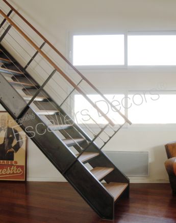 Photo DT43 - ESCA'DROIT®. Escalier droit d'intérieur métal, bois, câbles inox et limons poutres pour une décoration vintage et un design industriel. Vue 2