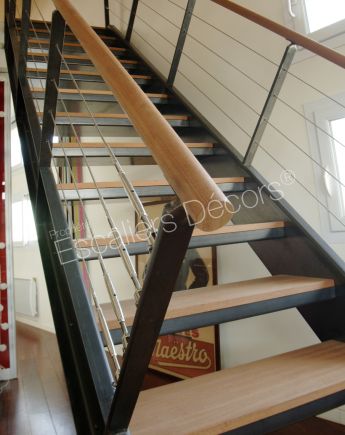 Photo DT43 - ESCA'DROIT®. Escalier droit d'intérieur métal, bois, câbles inox et limons poutres pour une décoration vintage et un design industriel.