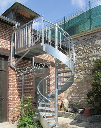 Photo DH98 - SPIR'DÉCO® Larmé. Escalier extérieur hélicoïdal en acier galvanisé avec rampe en fer forgé pour maison de caractère.
