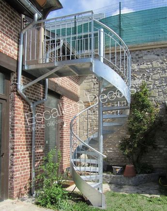 Photo DH98 - SPIR'DÉCO® Larmé. Escalier extérieur hélicoïdal en acier galvanisé avec rampe en fer forgé pour maison de caractère. Vue 3
