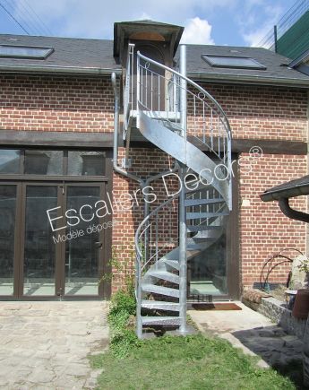 Photo DH98 - SPIR'DÉCO® Larmé. Escalier extérieur hélicoïdal en acier galvanisé avec rampe en fer forgé pour maison de caractère. Vue 2