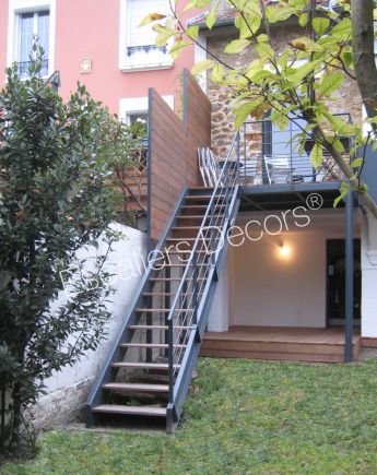 Photo DT108 - ESCA'DROIT®. Escalier droit extérieur design en métal et bois d'accès à une terrasse pour une maison contemporaine.
