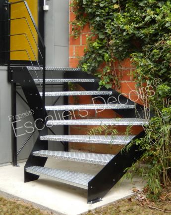 Photo DT109 - ESCA'DROIT®. Escalier extérieur un quart tournant au design industriel en acier galvanisé pour une maison contemporaine.