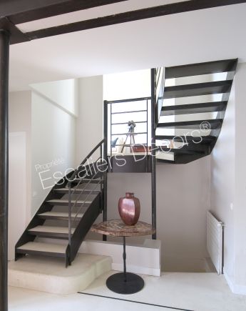 Photo DT21 - ESCA'DROIT® 2/4 Tournants avec Palier intermédiaire, escalier métal et béton pour un intérieur contemporain d'esprit loft.  Vue 2