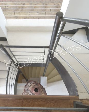 Photo DT21 - ESCA'DROIT® 2/4 Tournants avec Palier intermédiaire, escalier métal et béton pour un intérieur contemporain d'esprit loft.