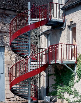 Photo IH16 - SPIR'DÉCO® Larmé. Escalier d'extérieur hélicoïdal en acier galvanisé de style industriel de grande hauteur.