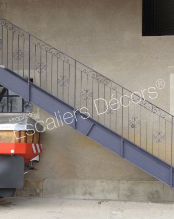 Photo DT82 - ESCA'DROIT® avec Palier d'Arrivée. Escalier droit d'extérieur en acier galvanisé et peint au style rétro avec rampe en fer forgé à l'ancienne.